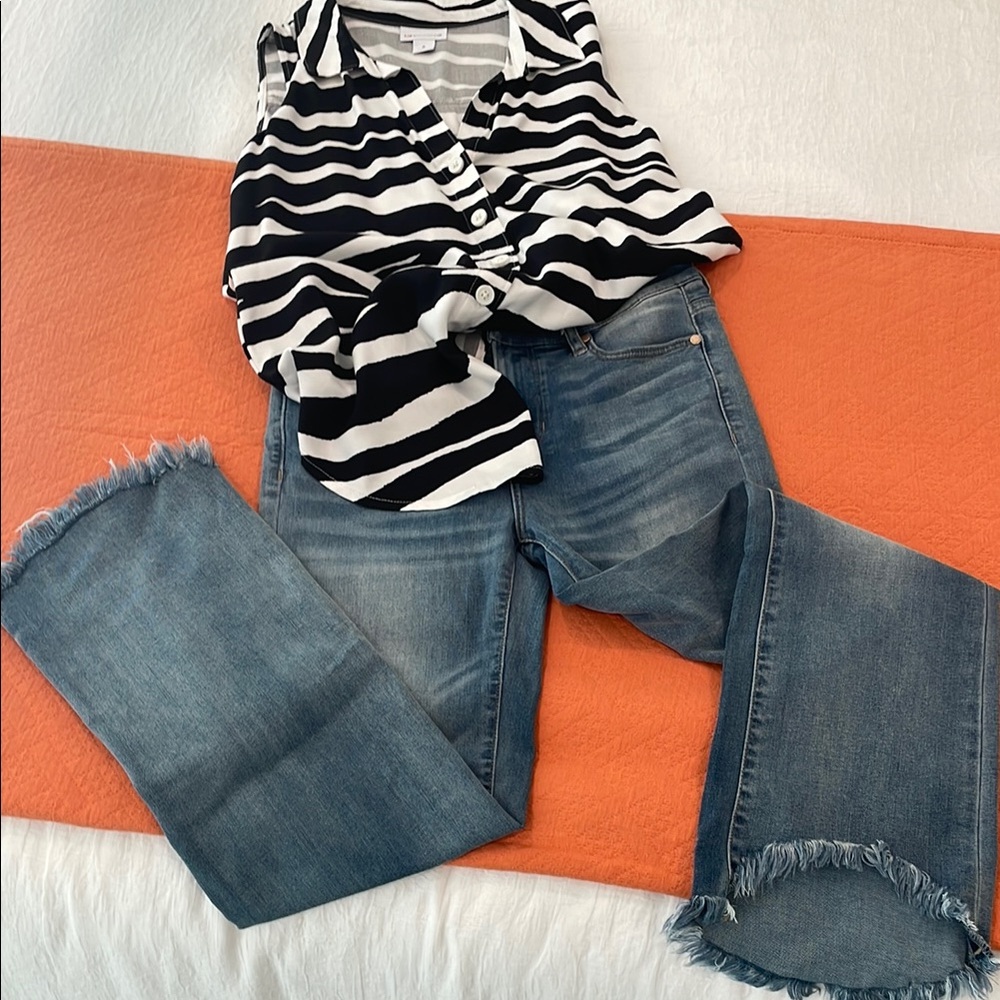 NWT Liverpool Crop Flare Blue Jeans w curved frayed ankle hem. Size 4/27 - Picture 2 of 10